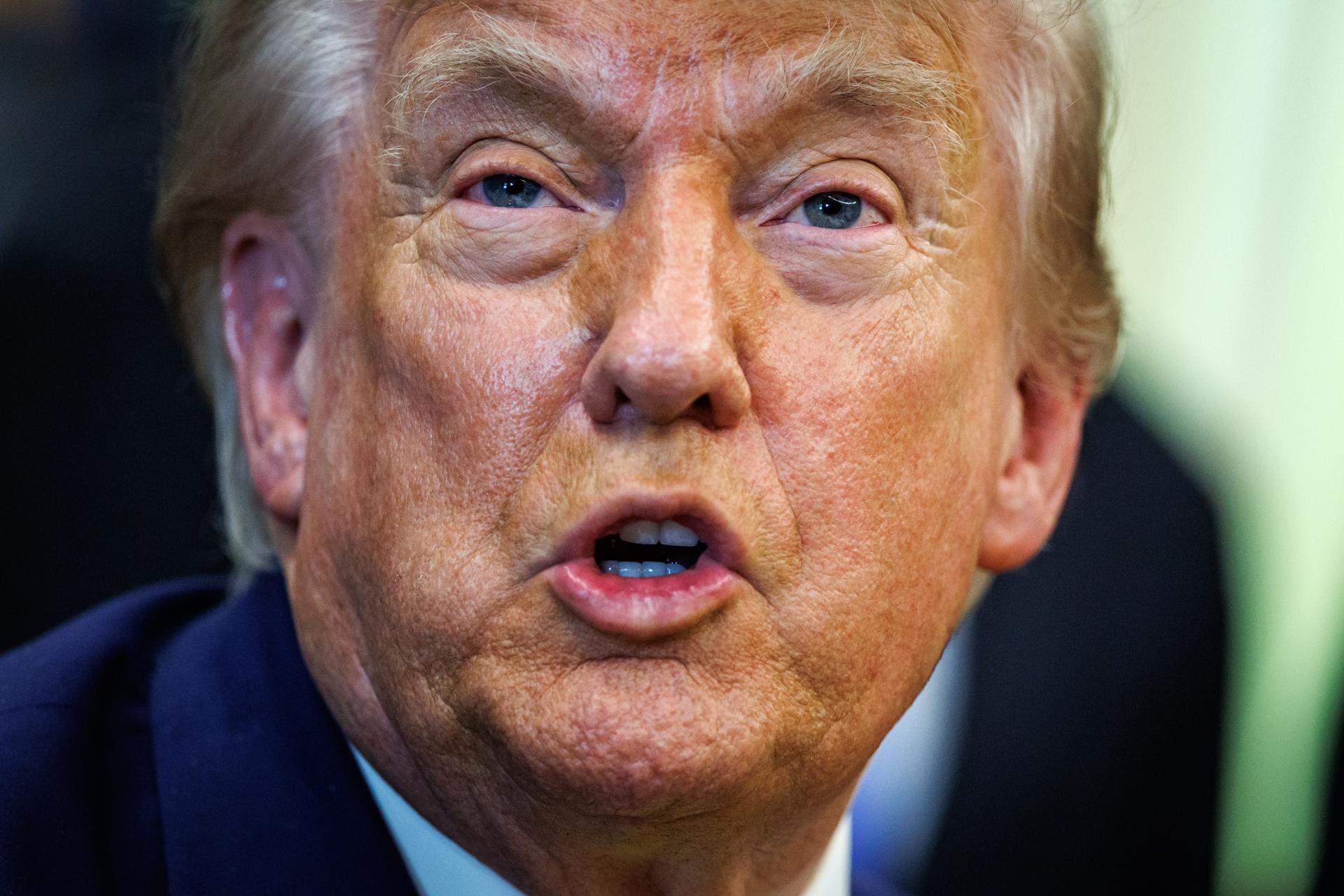Trump s'aixeca i marxa d'una entrevista quan la periodista l