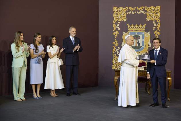 La Casa Reial amb el papa Lleó XVI i l'alcalde de Madrid / Europa Press La Casa Reial amb el papa Lleó XVI i l'alcalde de Madrid / Europa Press