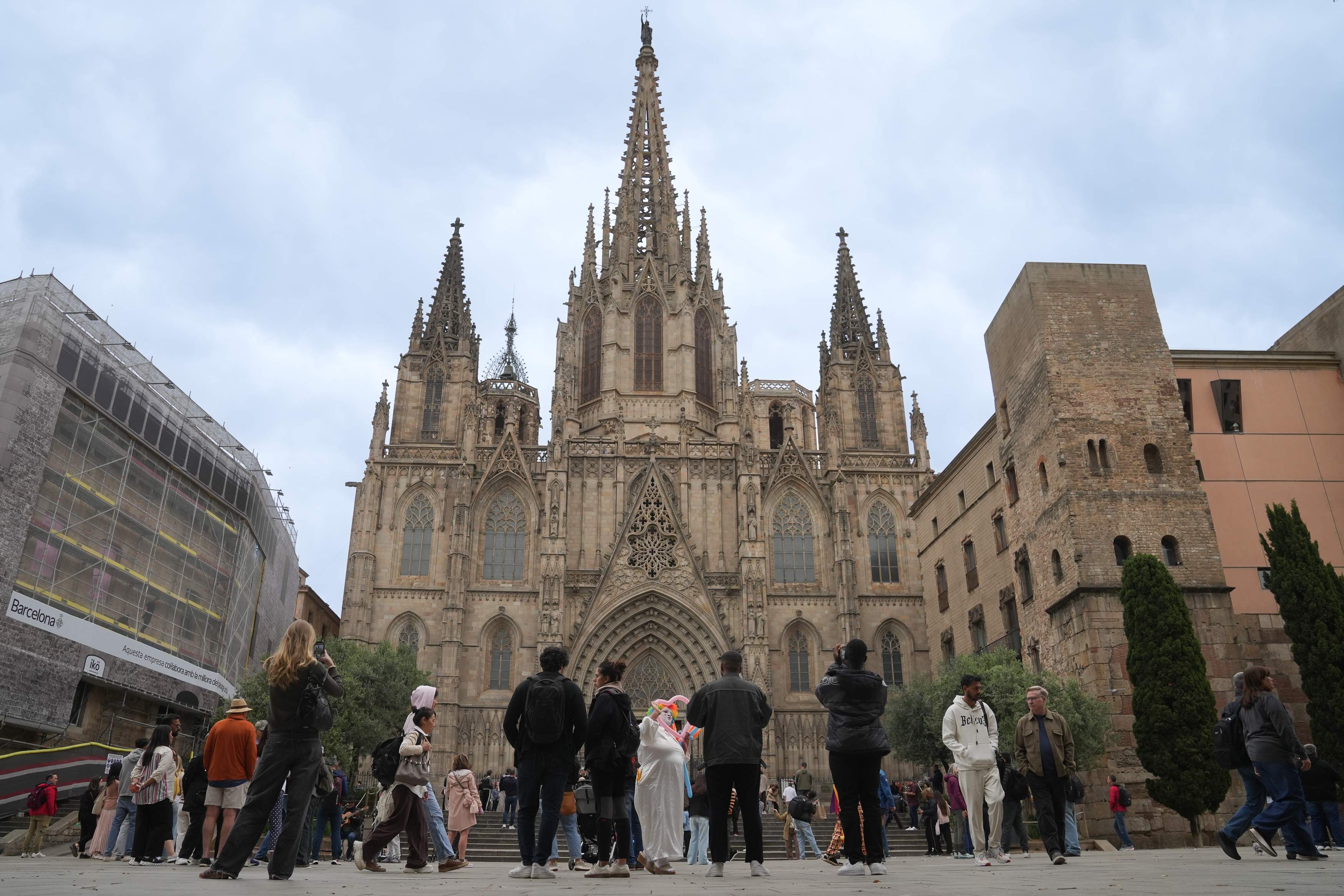 Un helicòpter "bombardejarà" el centre de Barcelona amb 100.000 poemes catalans i xilens
