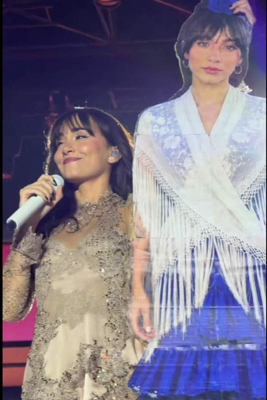 Aitana amb una foto seva vestida de flamenca / Twitter X Aitana amb una foto seva vestida de flamenca / Twitter X