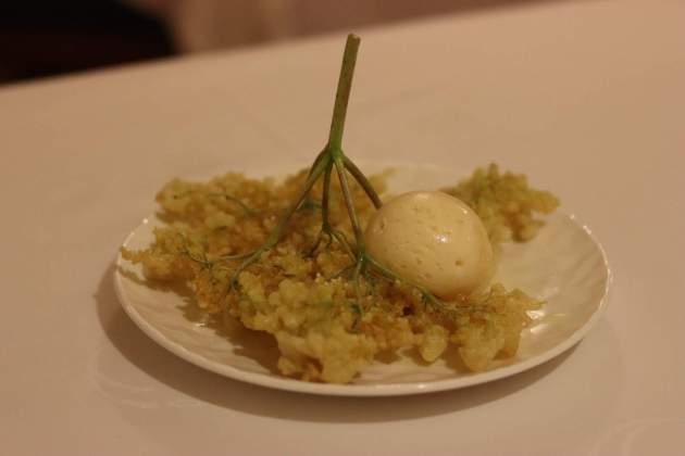 Flor de saúco rebozada con helado de vainilla del restaurante Les Voltes de Sant Sebastià. / Foto: Jordi Àvila Flor de saúco rebozada con helado de vainilla del restaurante Les Voltes de Sant Sebastià. / Foto: Jordi Àvila