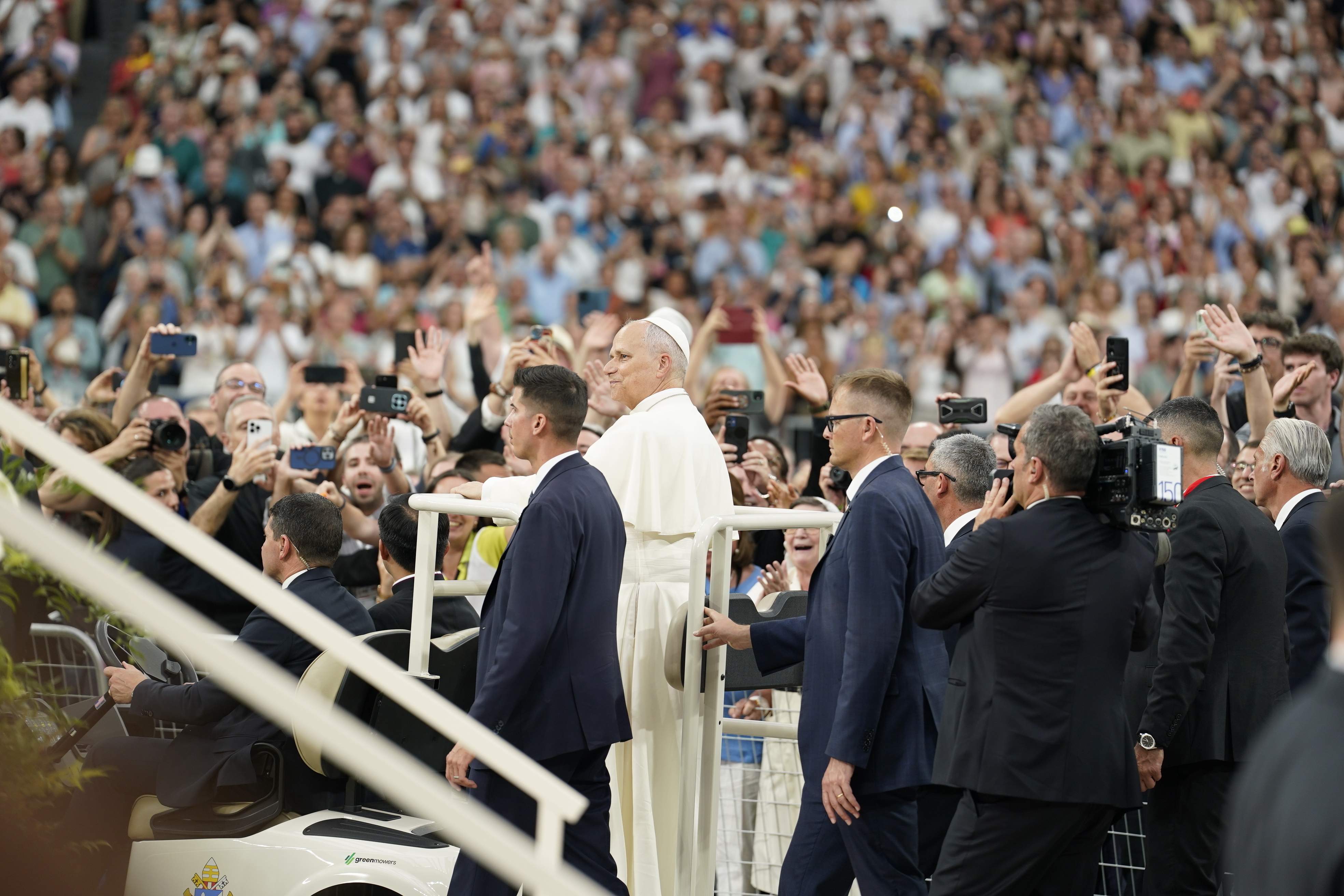 El Bernabéu acull el Papa com la primera estrella blanca de 