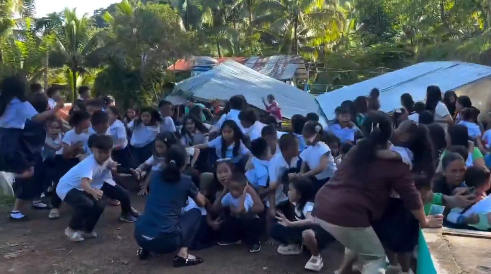 Un terratrèmol de magnitud 7,8 sacseja les Filipines i causa