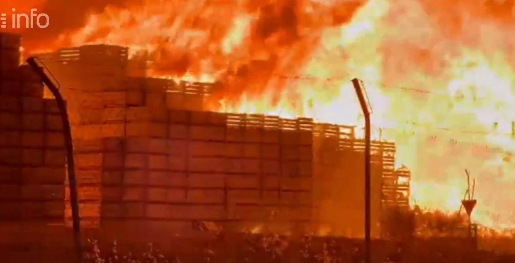 Espectacular incendi a Lleida: cremen milers de ca