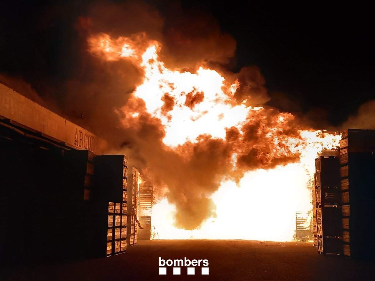 Espectacular incendi a Lleida: cremen milers de caixes de fusta amb fruita a tocar d'un barri de cases baixes