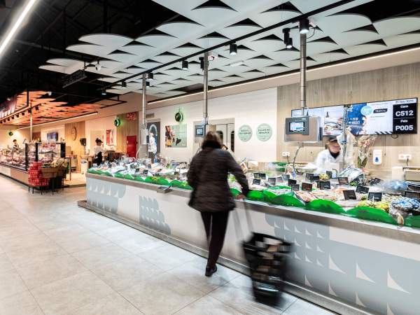 La secció de peixeteria en un supermercat Plusfresc.
