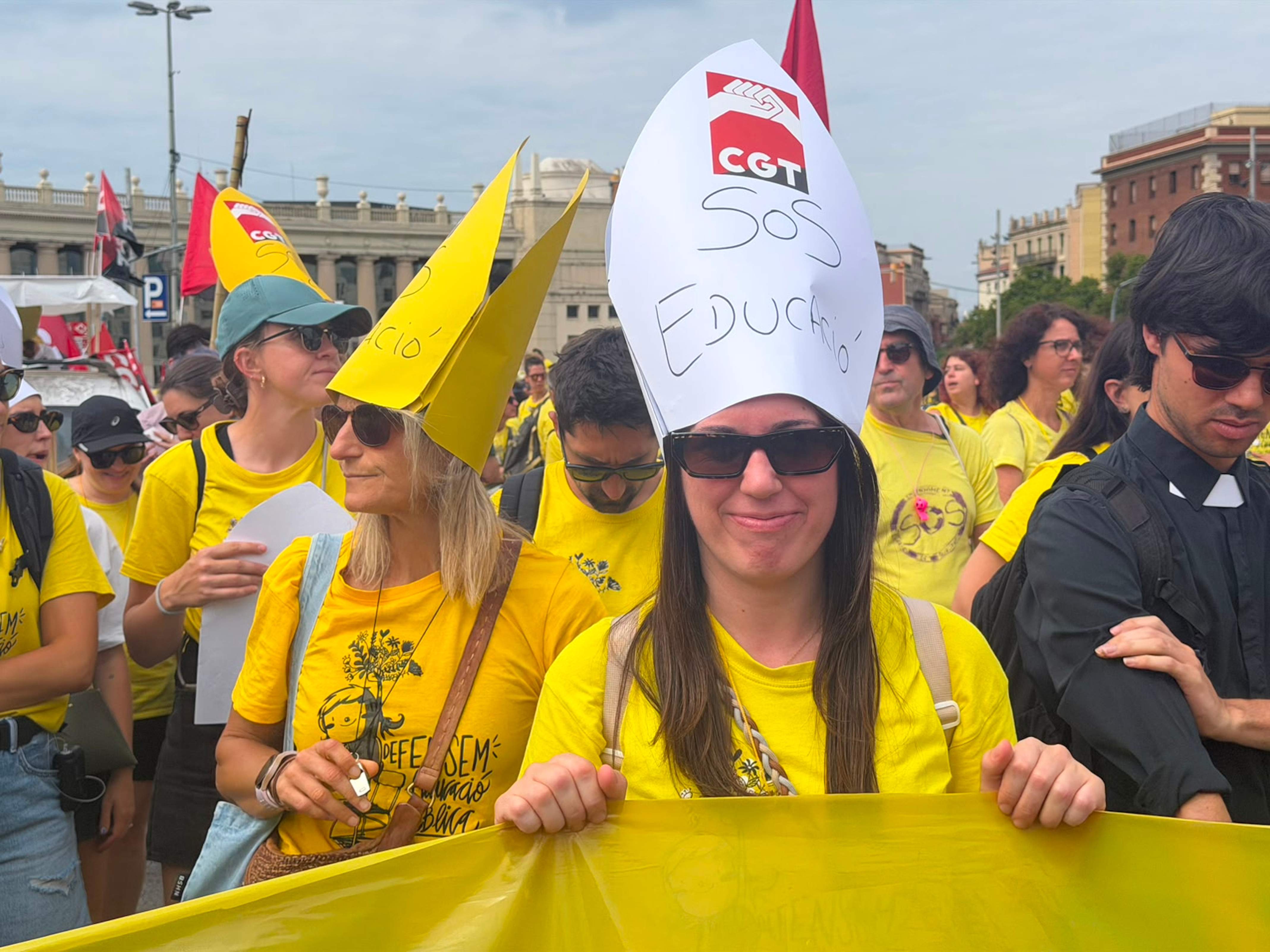 'Habemus' vaga: manifestació de docents a Barcelona coincidi