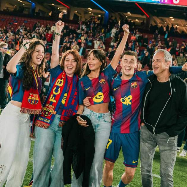 Marc Casadó amb la seva nòvia Noa, la seva germana Laura i els seus pares / Instagram Marc Casadó amb la seva nòvia Noa, la seva germana Laura i els seus pares / Instagram