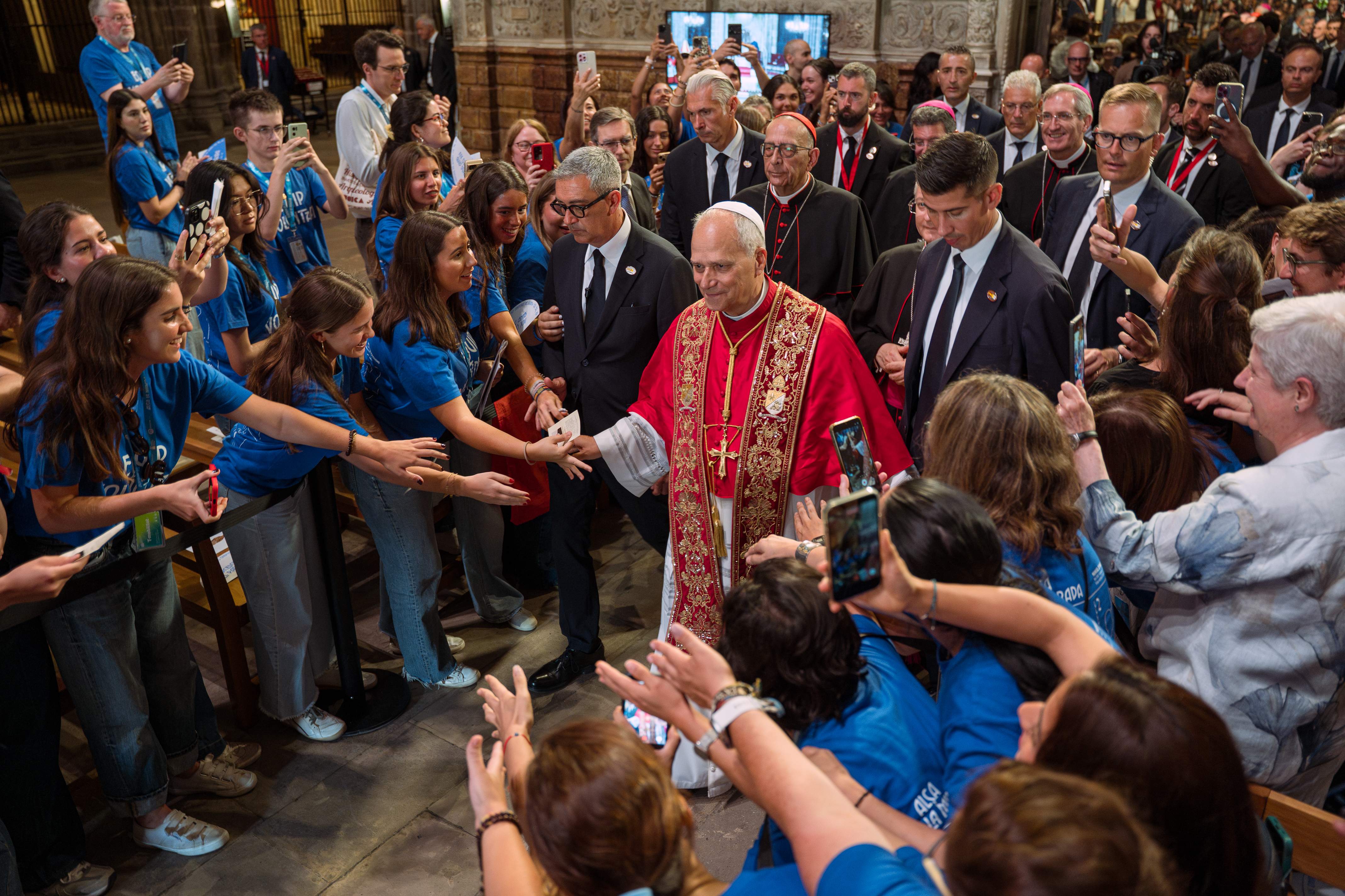 Lleó XIV combina català i castellà el primer acte 