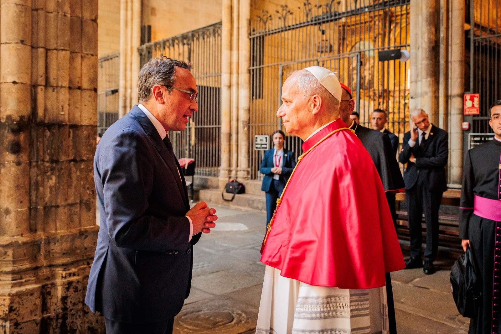 Rull posa en valor davant del Papa la seva visita a Brians i li explica la seva estada a presó