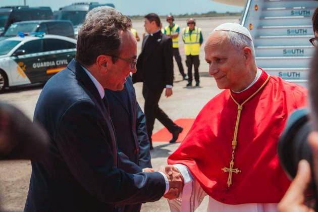 Josep Rull rep el papa Lleó XIV a l'aeroport