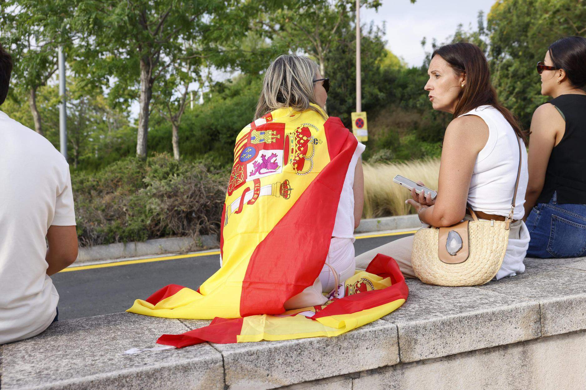 Banderes espanyoles i vaticanes per rebre Lleó XIV