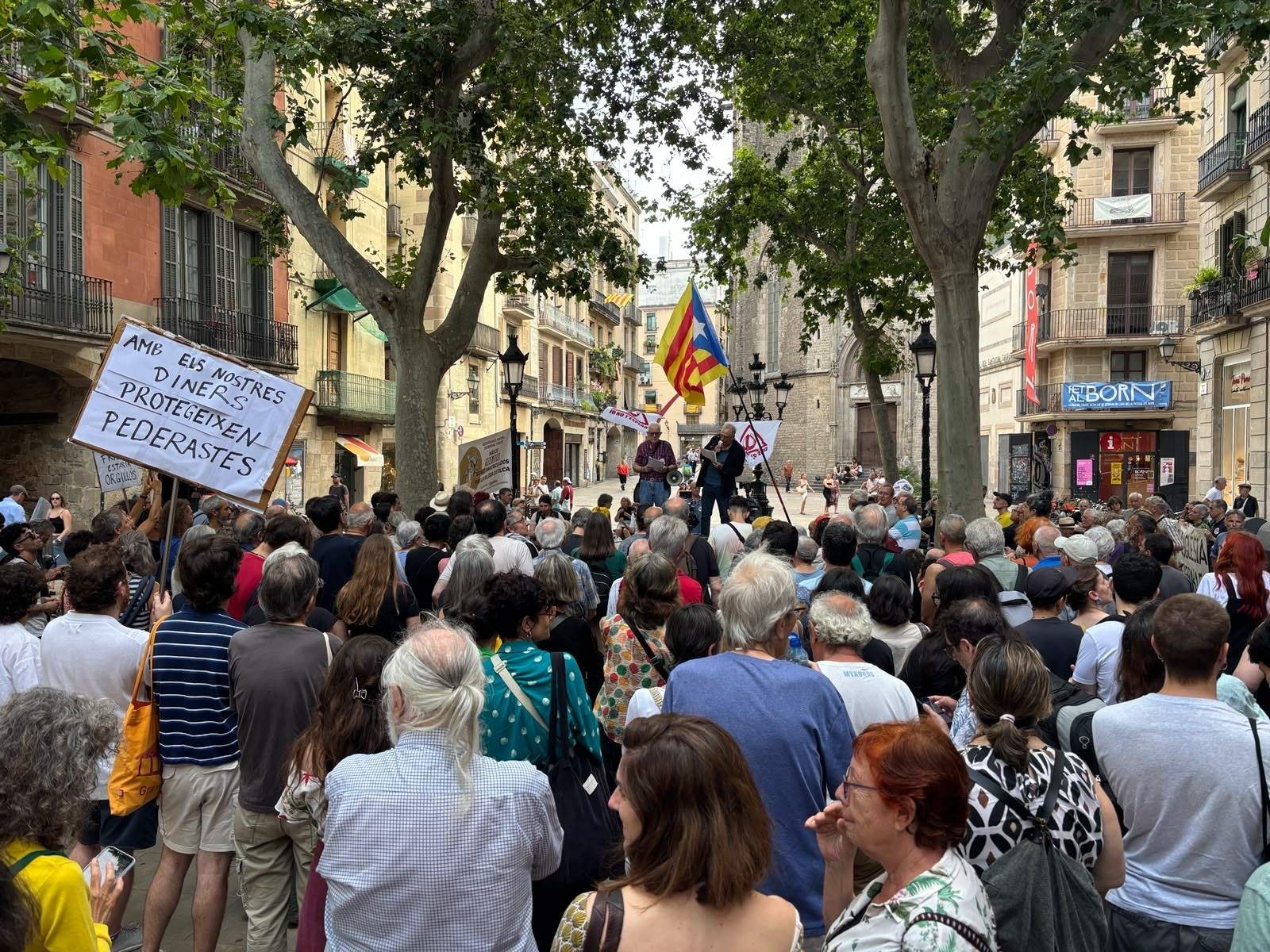 Una protesta al Born denuncia els "privilegis públics" atorg