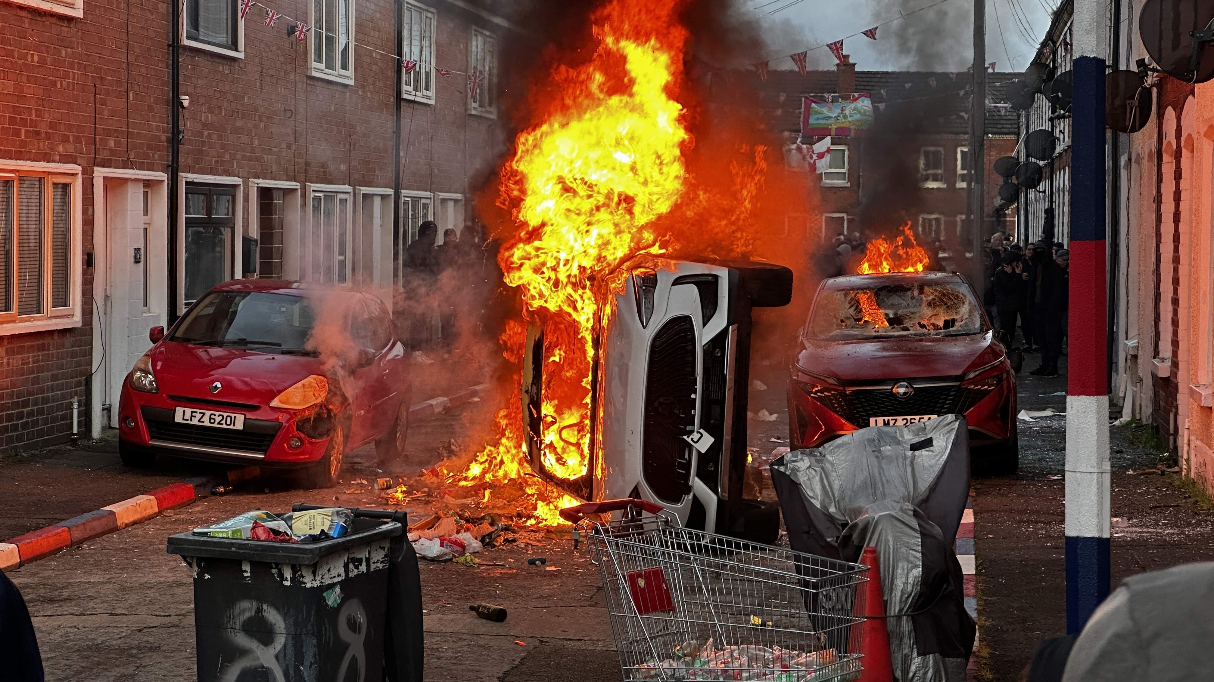 Belfast esclata en una nit d'aldarulls antiimmigra
