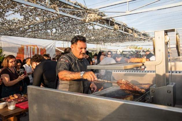 Javier Brichetto cuinant a La Previa de Meat & Fire 2026. / Foto: Cedida Javier Brichetto cuinant a La Previa de Meat & Fire 2026. / Foto: Cedida