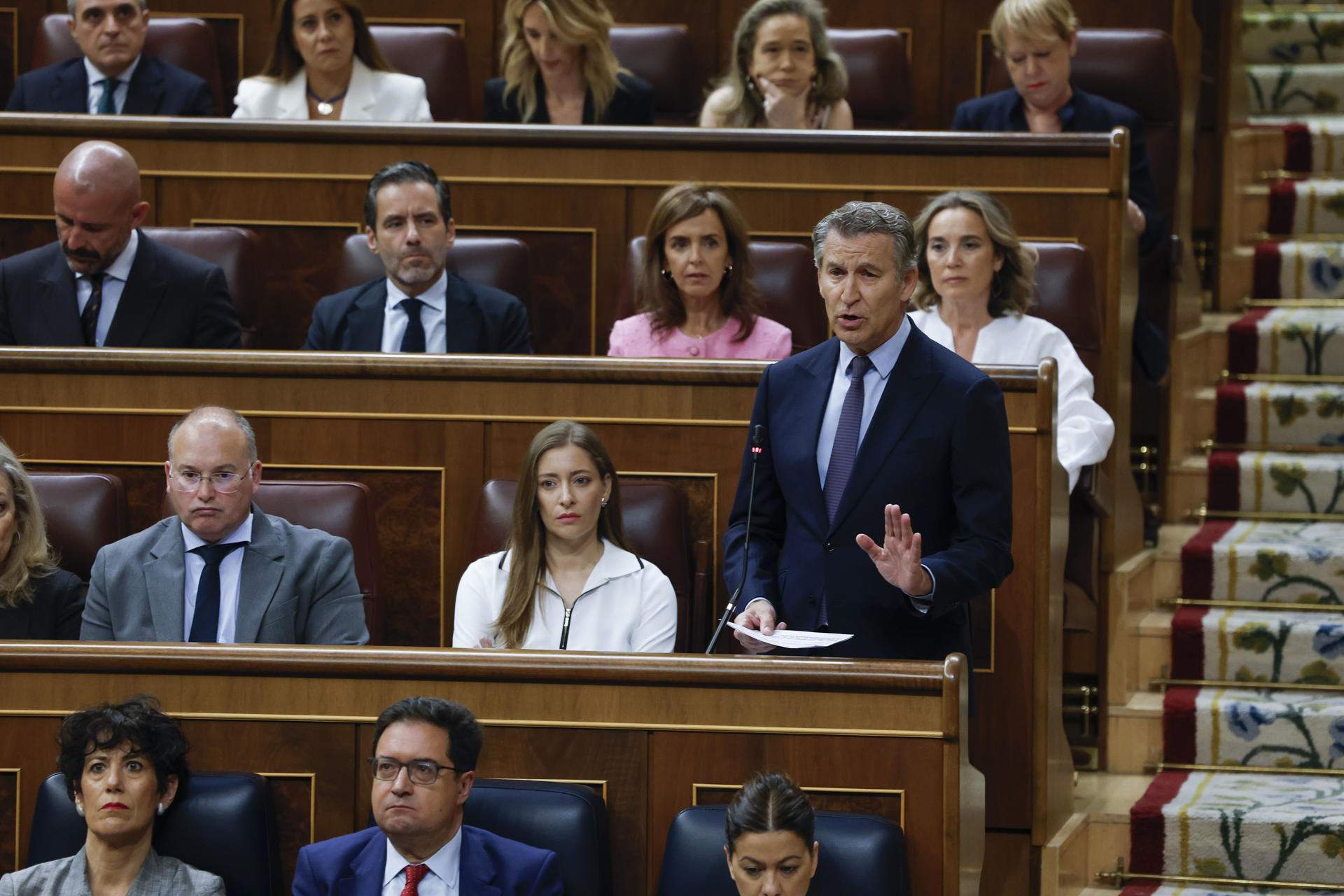 Feijóo acusa Sánchez de beneficiar-se de la corrupció i l’insta a dimitir “per omissió o incompetència”