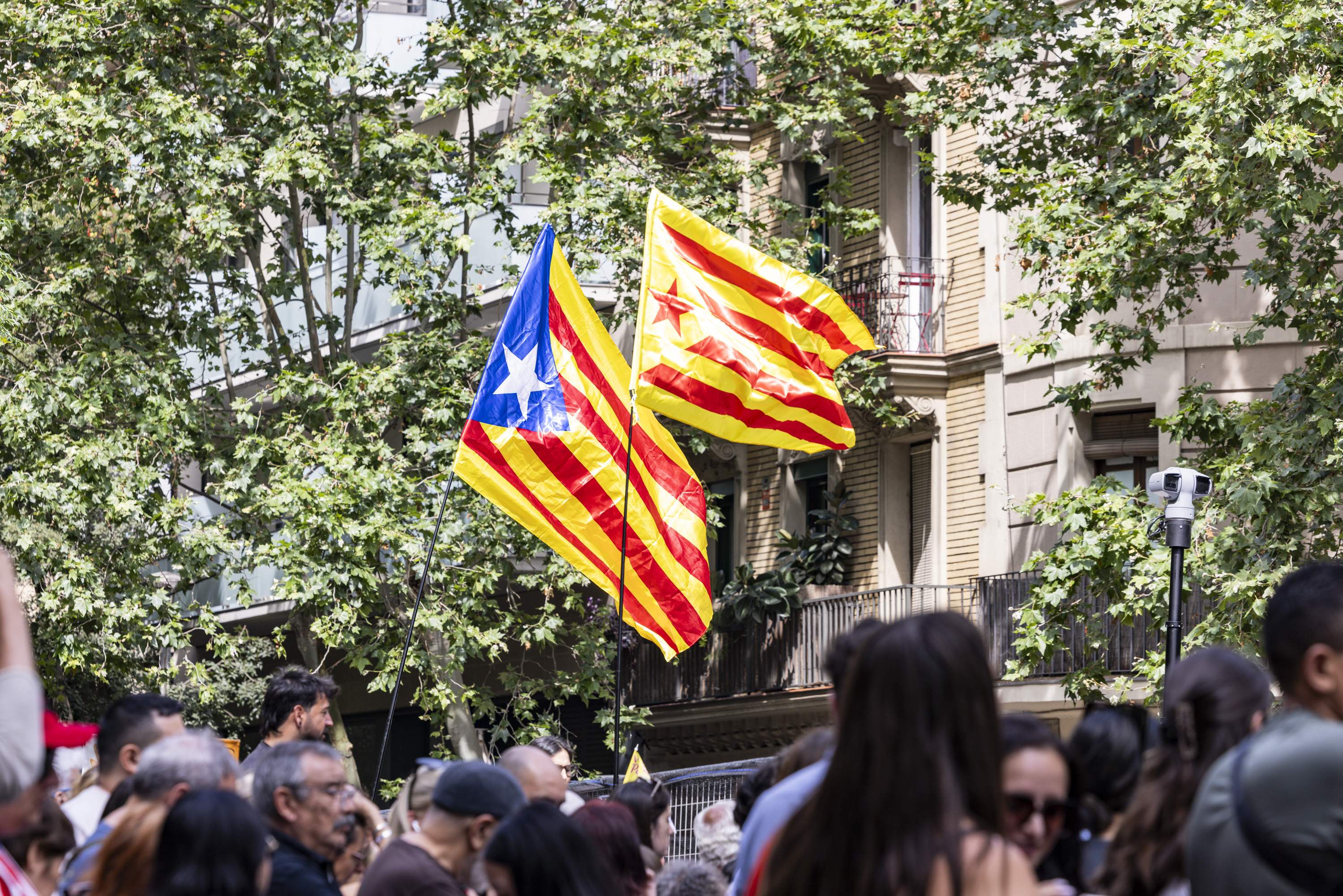 Estelades a la Sagrada Família per reinvidicar la catalanitat de Gaudí al Papa