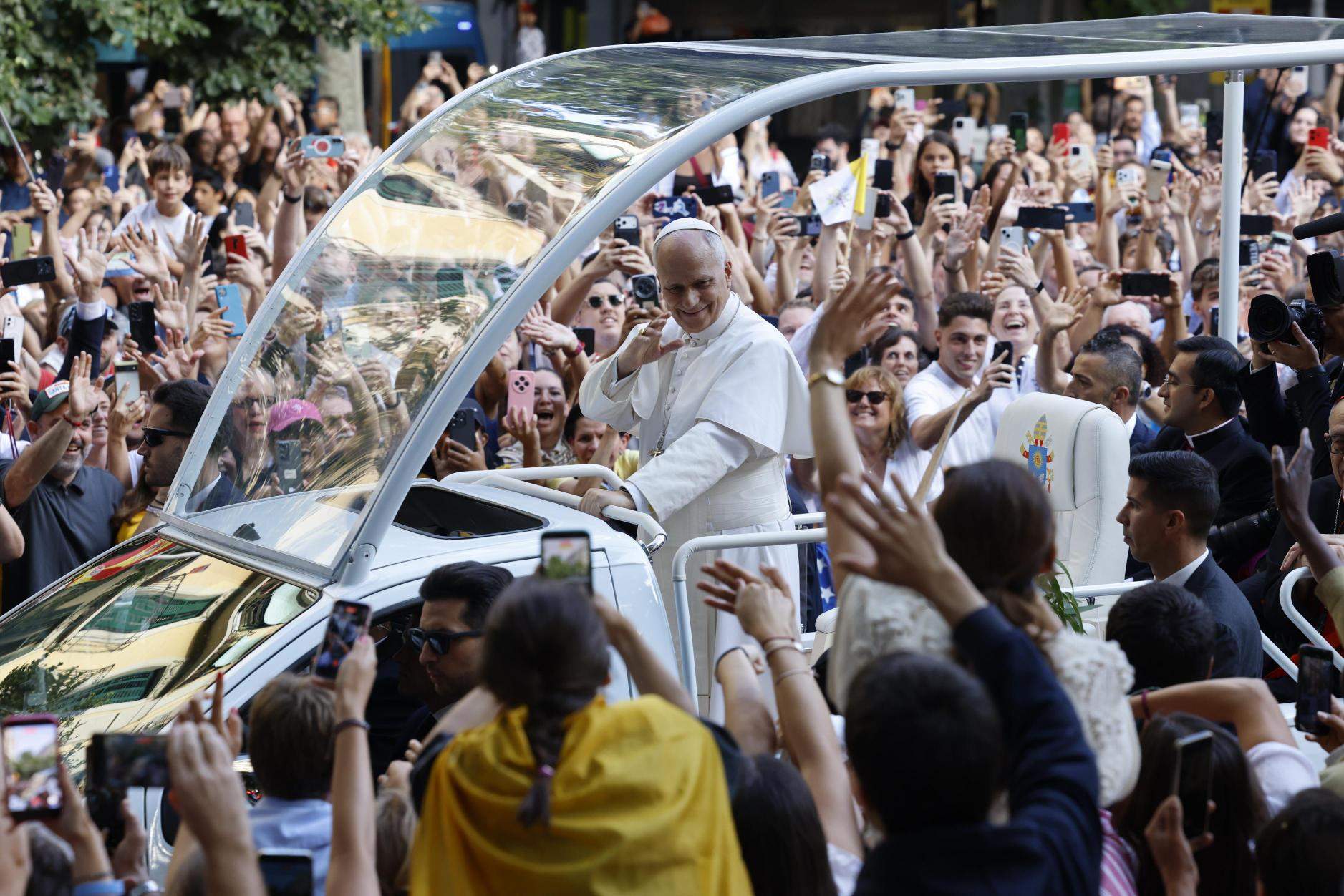 Lleó XIV desferma l’alegria entre els fidels en el recorregut amb papamòbil fins a la Sagrada Família