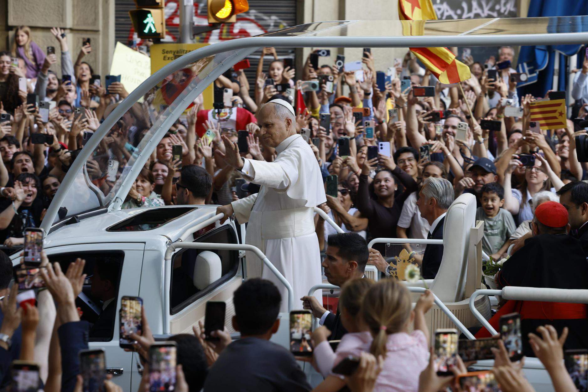 El papamòbil pels carrers de Barcelona / Carlos Baglietto