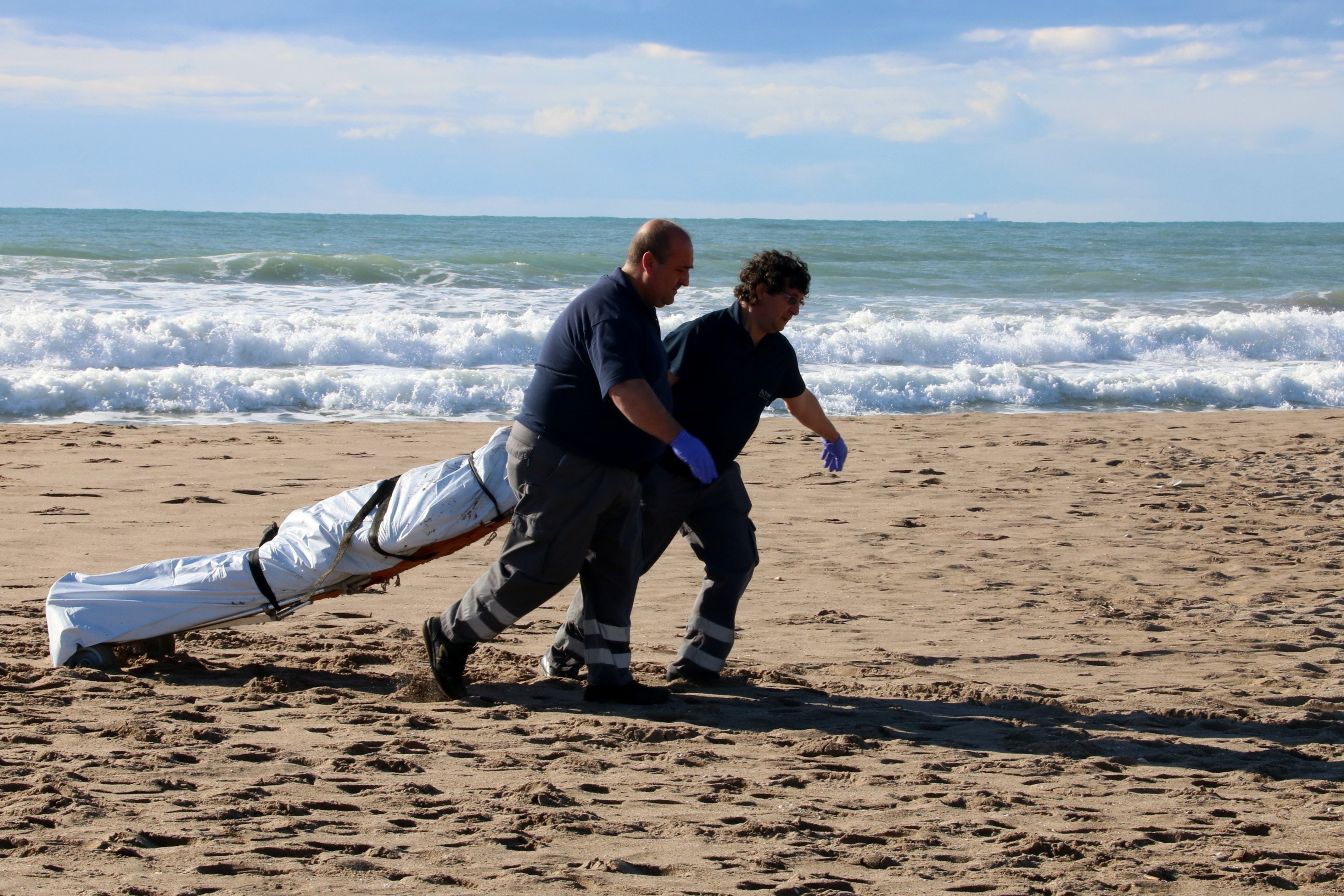 Encuentran el cuerpo de un hombre en la playa de les Botigues de Sitges