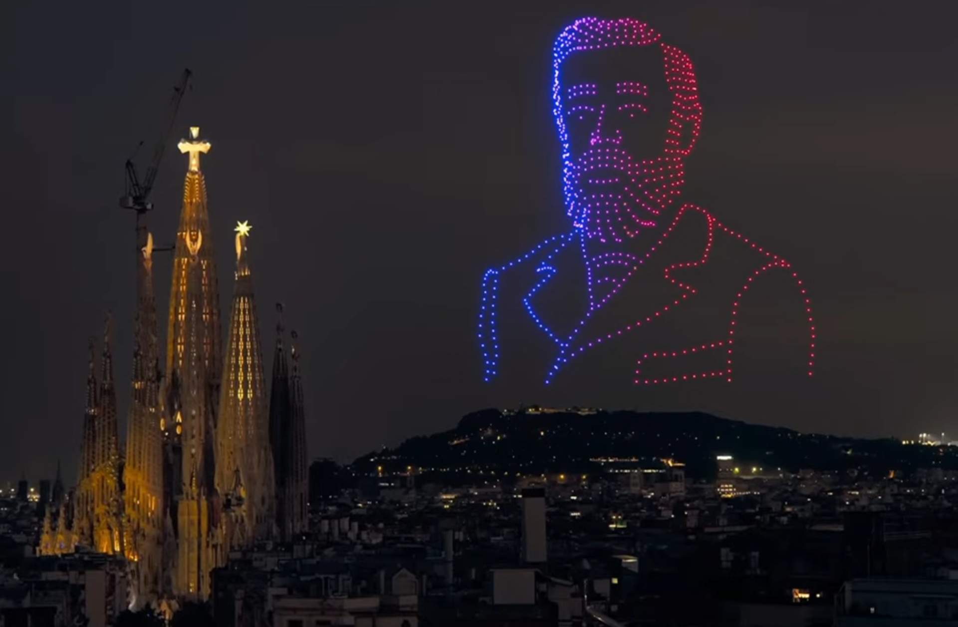 Un eixam de drons il·lumina Barcelona i posa punt final a la visita de Lleó XIV a Catalunya