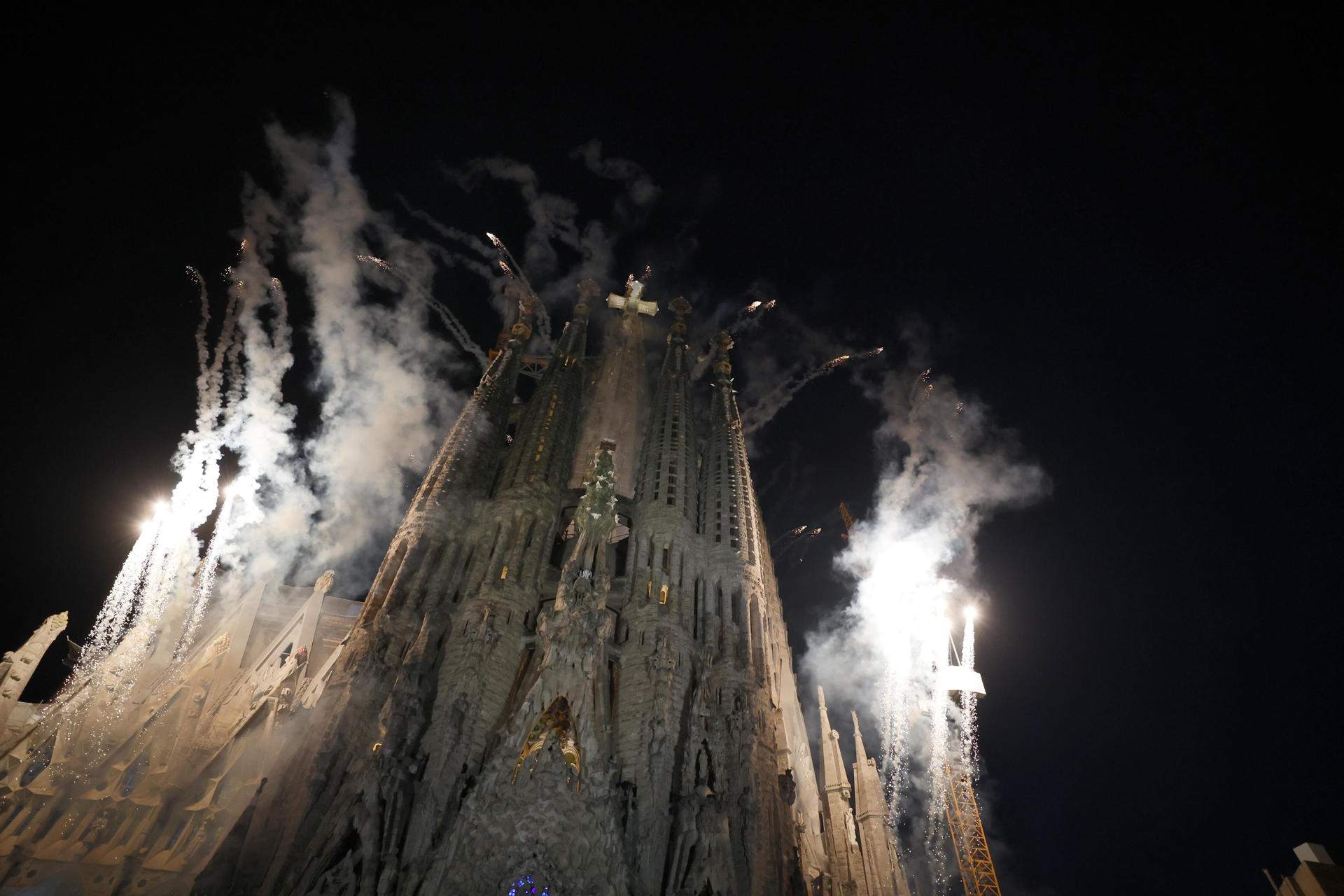 Èxit absolut a la Sagrada Família: és enveja això de les portades de Madrid?