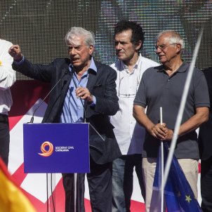 Vargas Llosa Borrell Barcelona unionisme manifestacio 08 10 2017 EFE Vargas Llosa Borrell Barcelona unionisme manifestacio 08 10 2017 EFE
