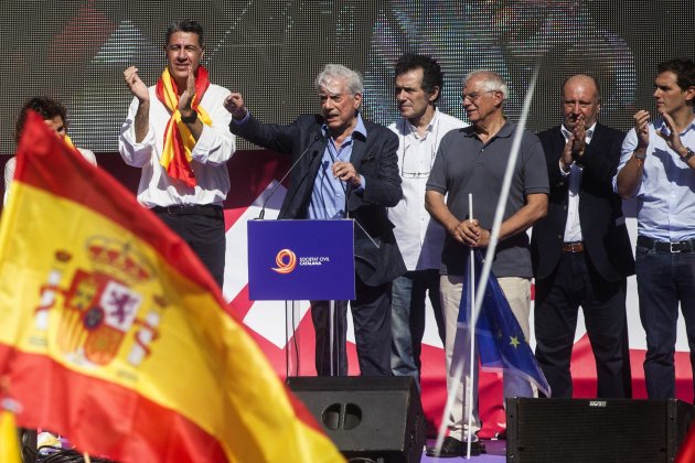 Vargas Llosa Borrell Barcelona unionisme manifestacio 08 10 2017 EFE
