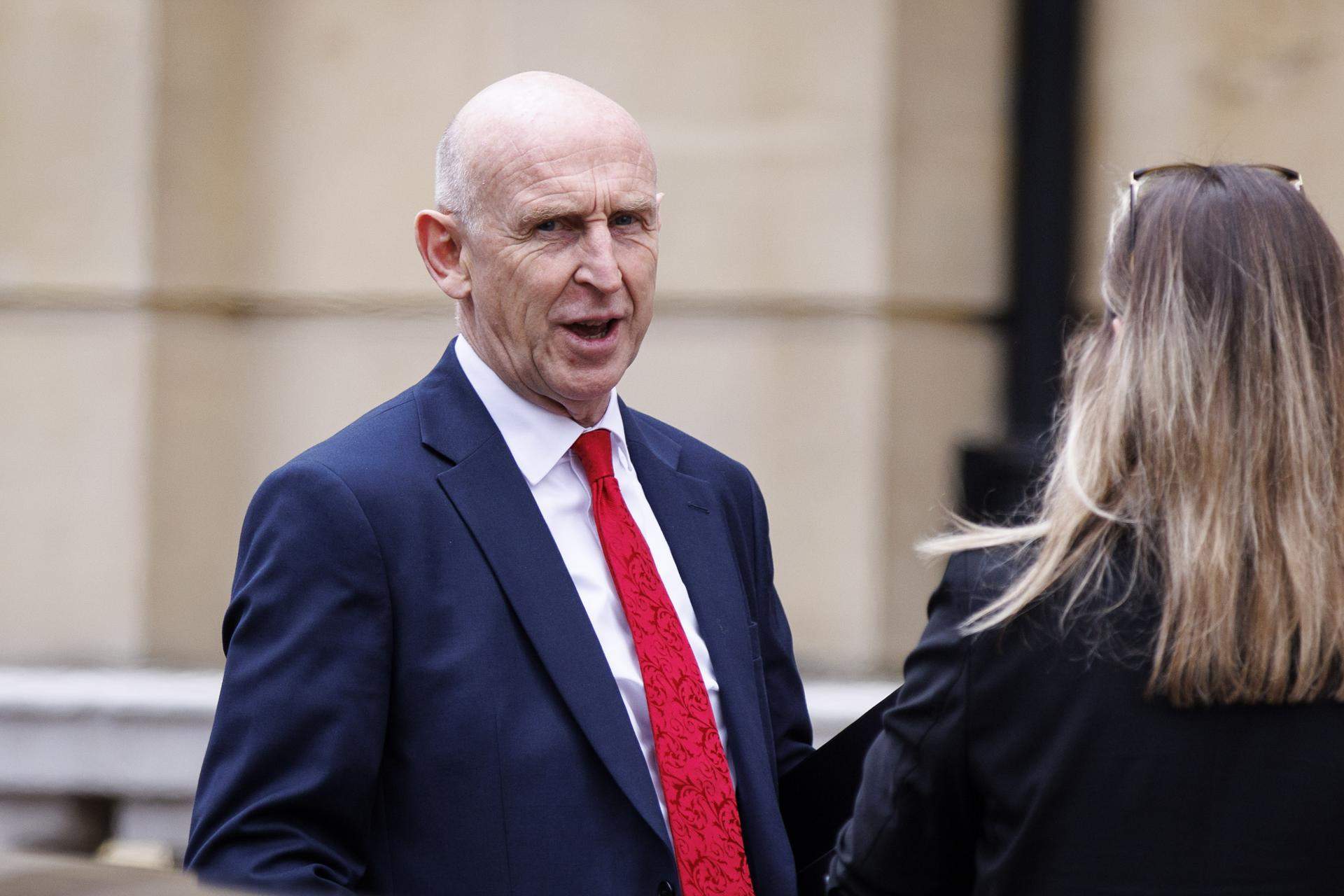 Dimiteix el ministre de Defensa britànic John Heal