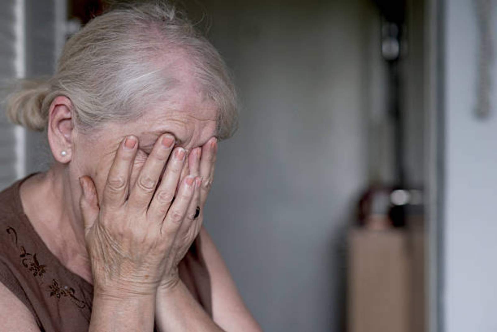 Persones grans amb demència maltractades a casa seva: un problema invisible, però cada cop més creixent