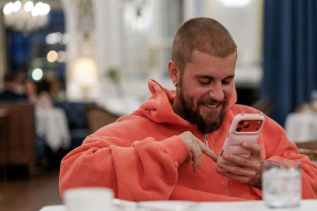 Justin Bieber amb un iPhone 17 Pro Max Justin Bieber amb un iPhone 17 Pro Max