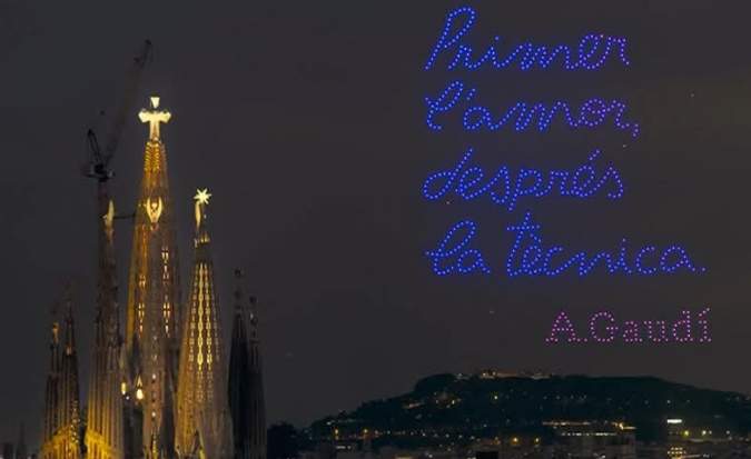 La frase de Gaudí, al cel de Barcelona, al costat de la Sagrada Família La frase de Gaudí, al cel de Barcelona, al costat de la Sagrada Família