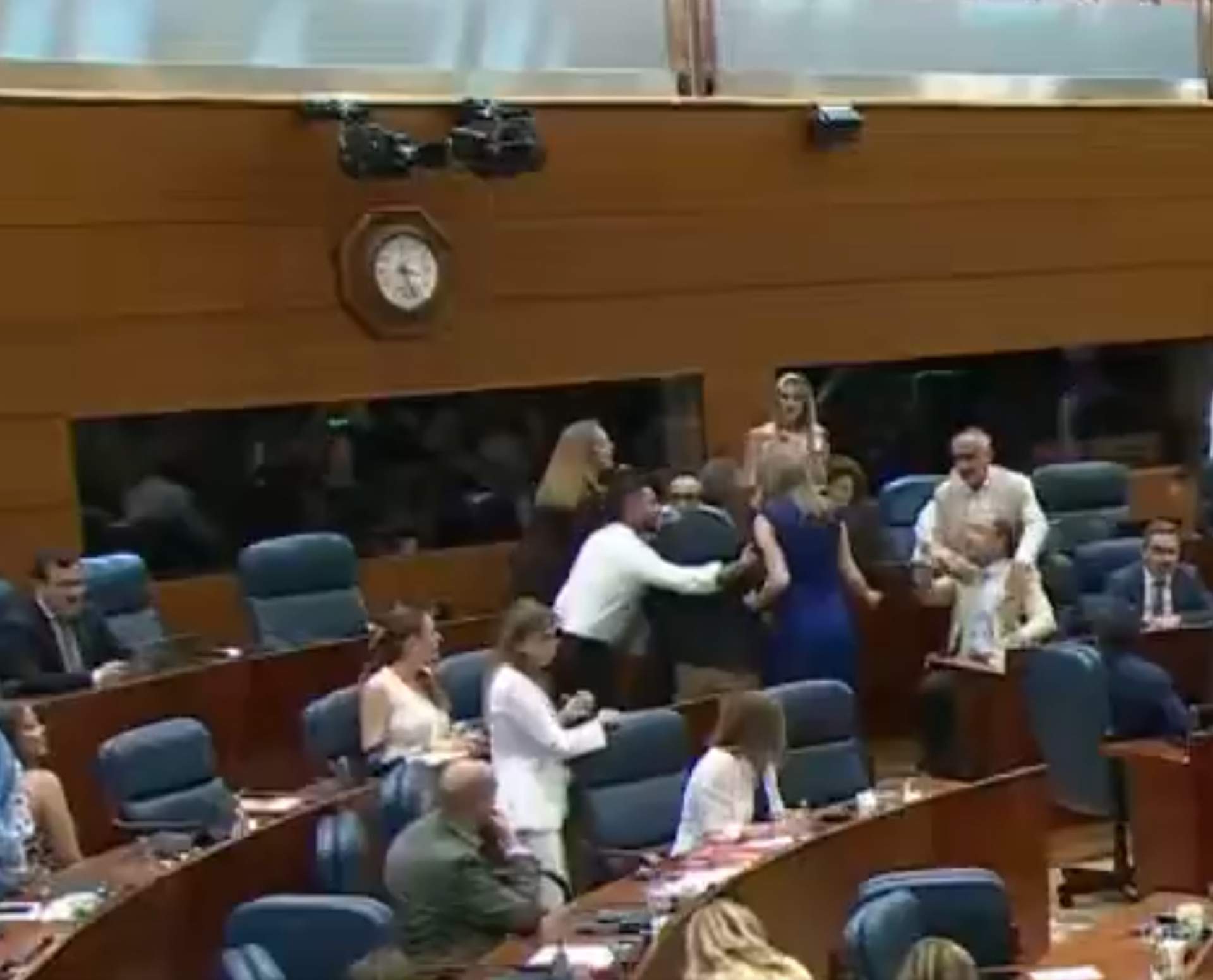 Caos a l’Assemblea de Madrid: expulsen un diputat del PSOE i el grup acaba abandonant l’hemicicle | VÍDEO