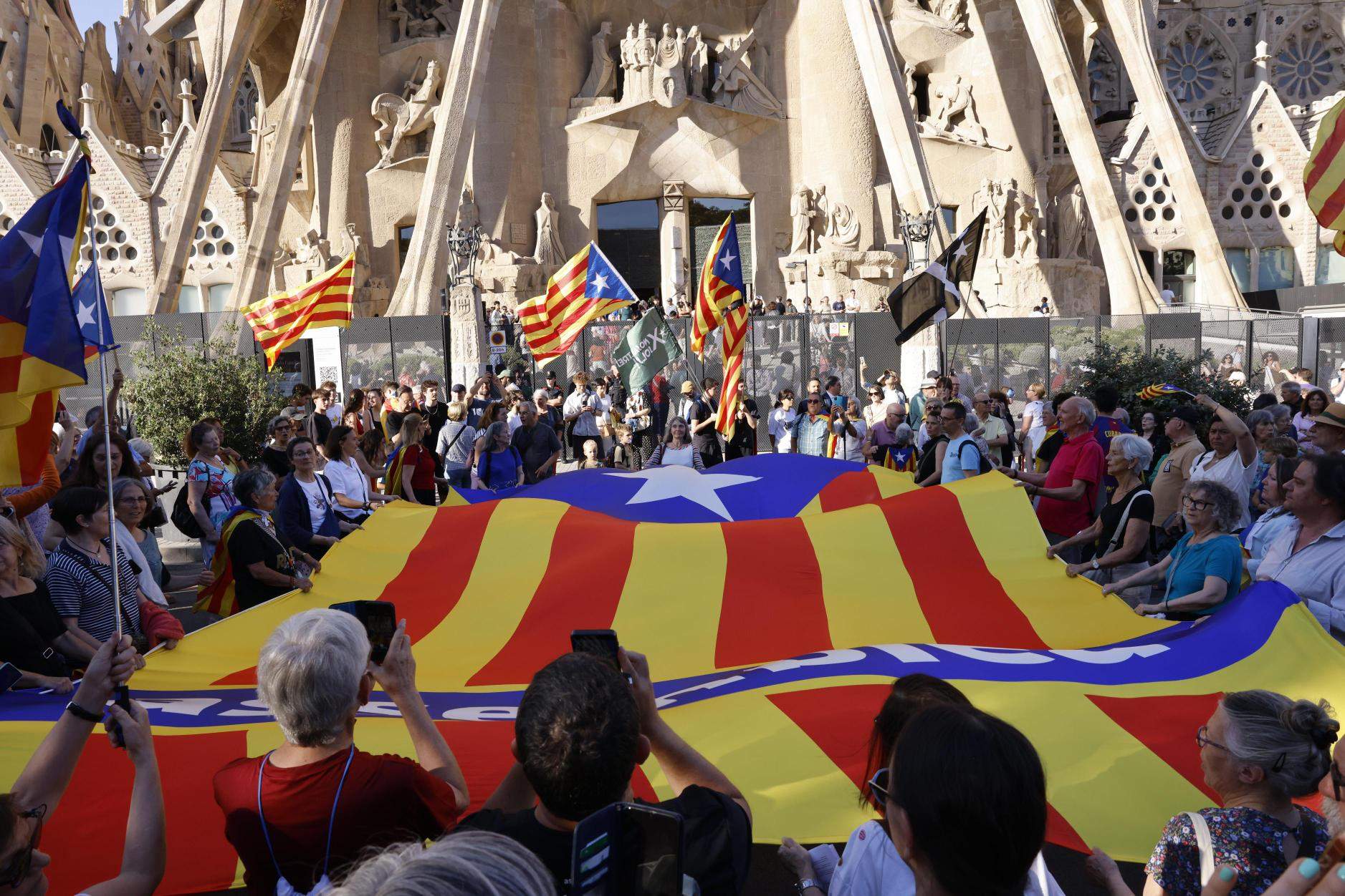 Els cantaires acaben la feina a la Sagrada Família: despleguen l'estelada i canten 'Els Segadors'