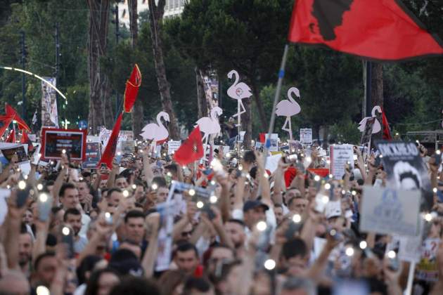 Protestes Tirana, Albania, revolucio flamencs, familia Trump