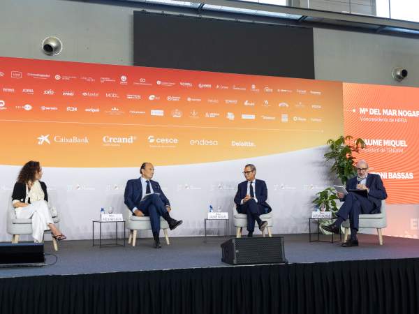 La vicepresidenta de Hipra y los presidentes de Naturhouse y de Tendam, en la sesión de la Trobada Empresarial al Pirineu. Foto: Genaro Massot La vicepresidenta de Hipra y los presidentes de Naturhouse y de Tendam, en la sesión de la Trobada Empresarial al Pirineu. Foto: Genaro Massot