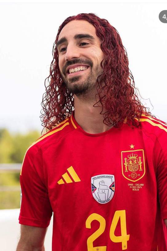 Marc Cucurella tenyint-se els cabells després de guanyar l'Eurocopa / Instagram Marc Cucurella tenyint-se els cabells després de guanyar l'Eurocopa / Instagram