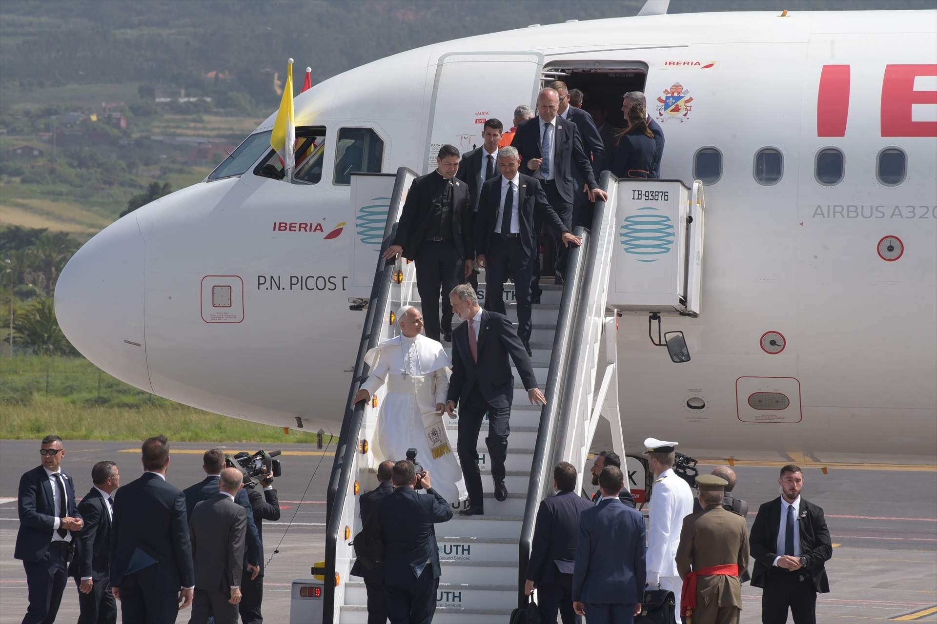 Lleó XIV i Felip VI baixen de l'aeronau del papa, afectada per una incidència / Eloísa Pérez / ACFI / Europa Press