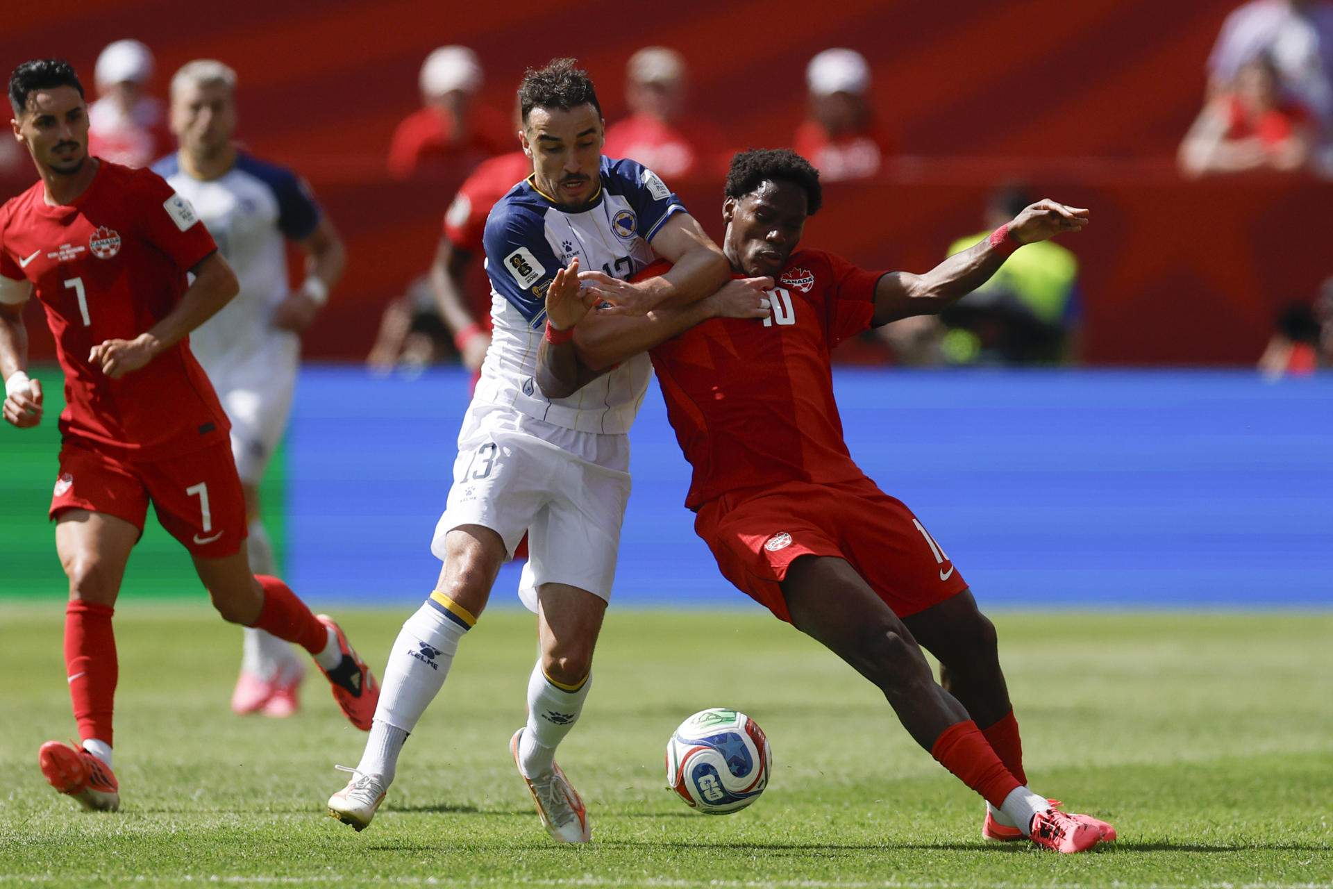 El Canadà rescata un empat contra Bòsnia (1-1) en el debut a casa gràcies a un gol de Larin