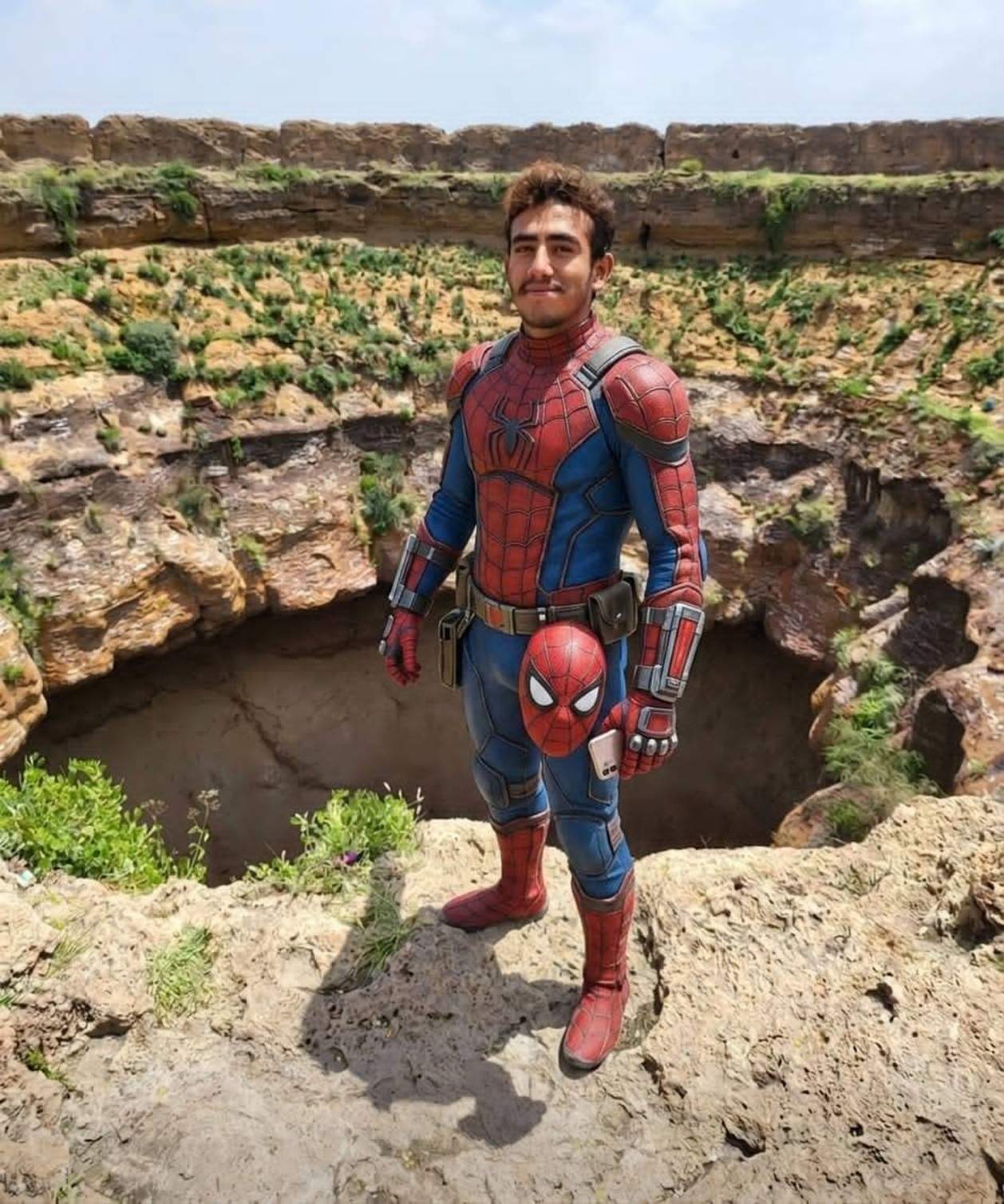 Mor l'Spiderman del Iemen en caure a un cràter volcànic durant una arriscada escalada