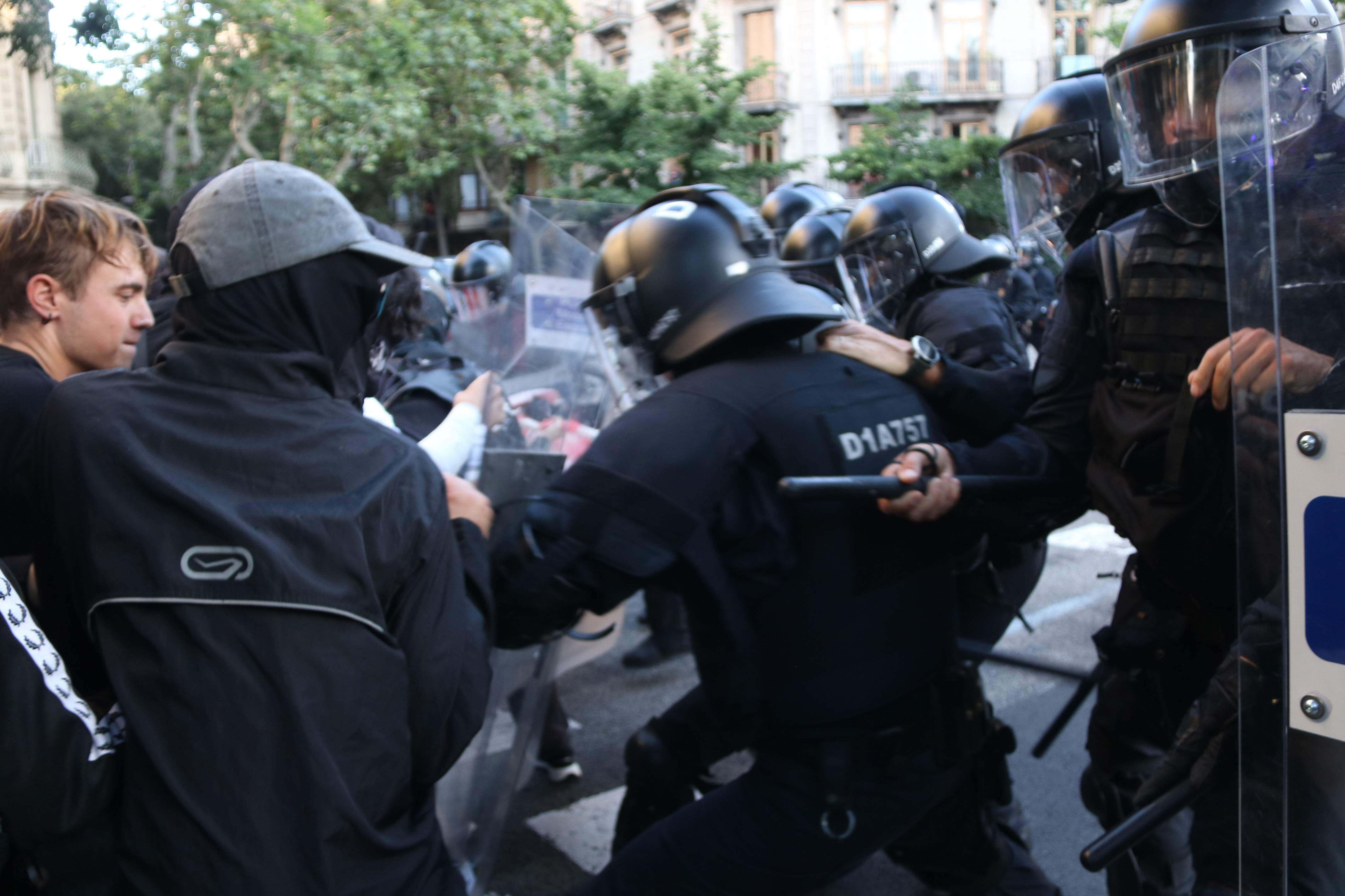 Els Mossos carreguen contra antifeixistes que protestaven per una concentració neonazi a Barcelona | VÍDEO