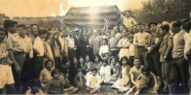 Aplec per l'alliberament dels membres de Bandera Negra implicats en el Complot del Garraf (1930). Font Wikimedia Commons (1) Aplec per l'alliberament dels membres de Bandera Negra implicats en el Complot del Garraf (1930). Font Wikimedia Commons (1)