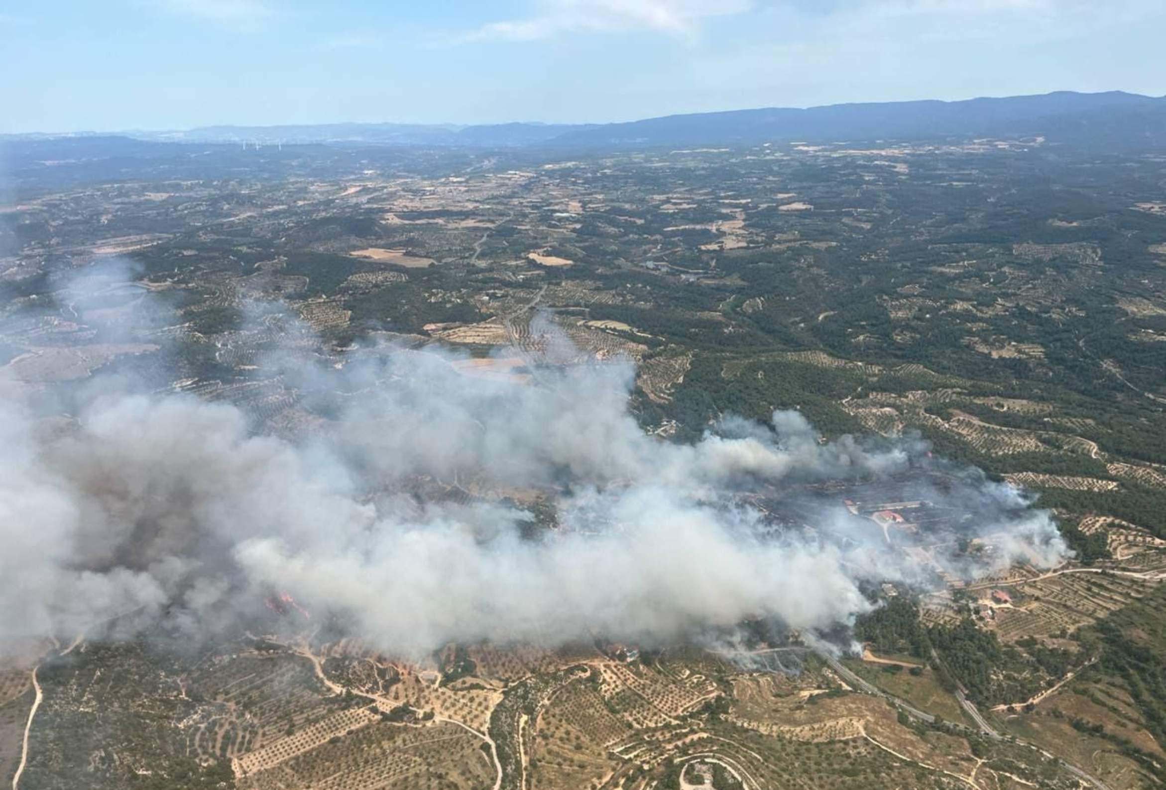 Incendi forestal a Cervià de les Garrigues: el vent impulsa el foc i causa problemes als Bombers