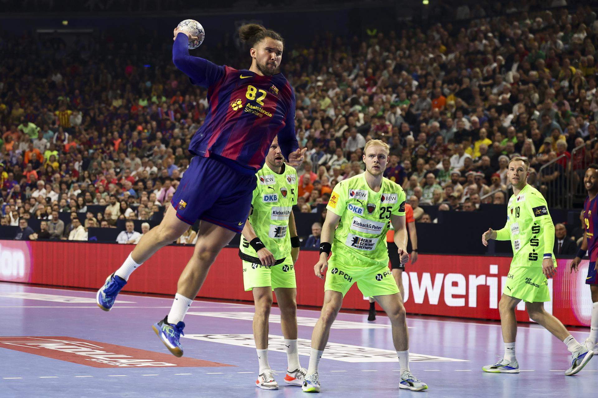El Barça toca el cel a Colònia contra el Füchse Berlin (37-34) i aixeca la seva tretzena Champions