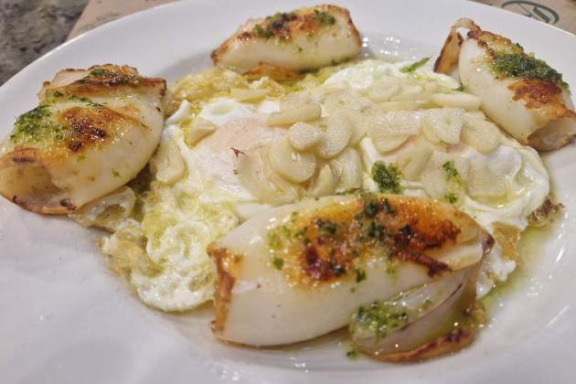 Xipirons amb ous ferrats del restaurant El Galeó. / Foto: Esmorzarsdeforquilla.cat Xipirons amb ous ferrats del restaurant El Galeó. / Foto: Esmorzarsdeforquilla.cat