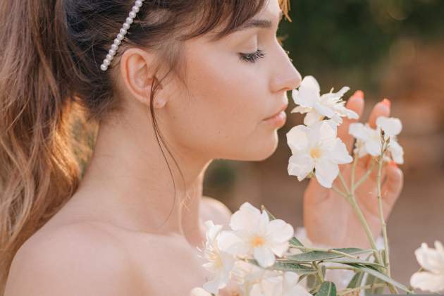 Imatge d'una noia olorant una flor / Foto: Pixabay Imatge d'una noia olorant una flor / Foto: Pixabay