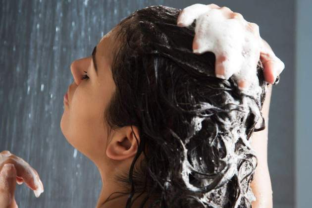 Imatge d'una noia rentant-se els cabells / Foto: Glamour Imatge d'una noia rentant-se els cabells / Foto: Glamour