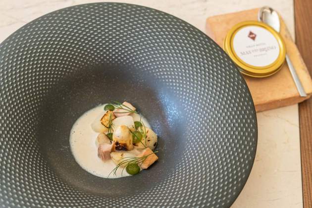 L’espàrrec blanc de Gandesa amb esturió de Sarrión amb el seu caviar del Vinum. / Foto: Marta Garreta L’espàrrec blanc de Gandesa amb esturió de Sarrión amb el seu caviar del Vinum. / Foto: Marta Garreta