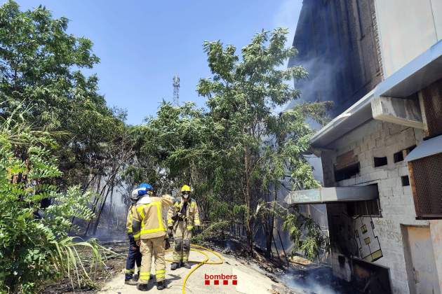 incendi cerdanyola bombers incendi cerdanyola bombers