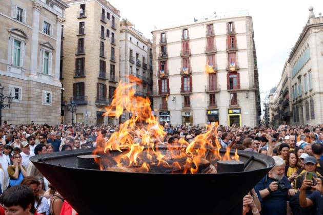 Imatge de la flama del Canigó a la plaça de Sant Jaume / Foto: TotBarcelona Imatge de la flama del Canigó a la plaça de Sant Jaume / Foto: TotBarcelona